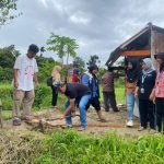 Mahasiswa Berdampak ISI Padangpanjang Gotong Royong Bangun Kandang Itik di Nagari Tambangan